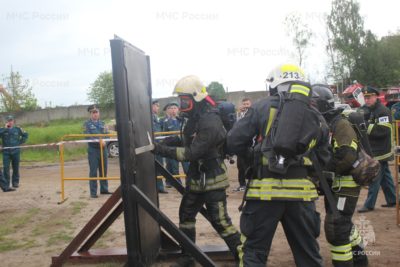 Знай наших!: Мантуровские пожарные — лучшие в области среди газодымозащитников