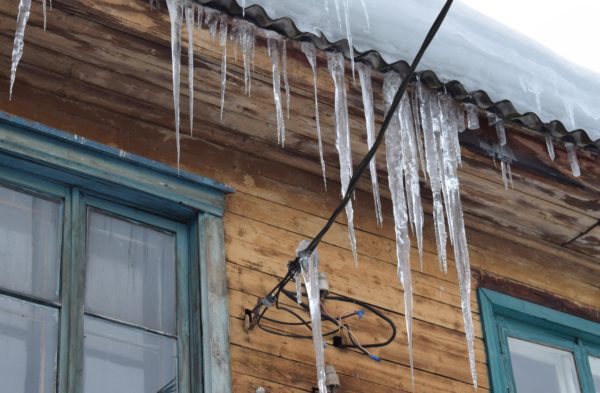 Костромаэнерго напоминает о необходимости своевременной очистки кровель зданий от снега и льда